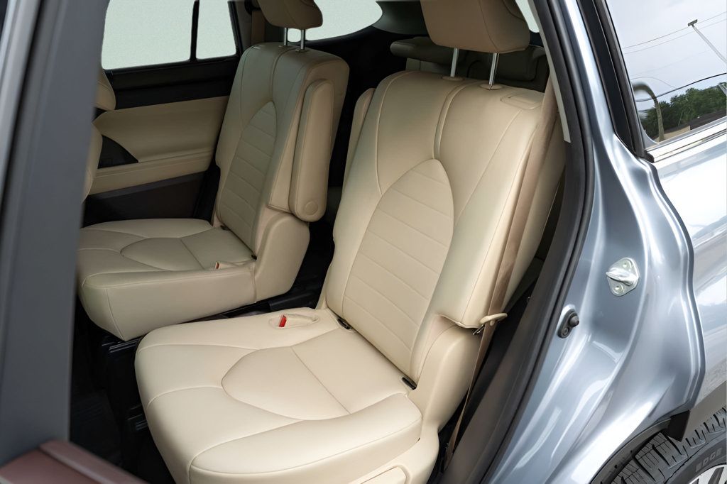 Used 2020 Toyota Highlander XLE AWD/4WD image 17