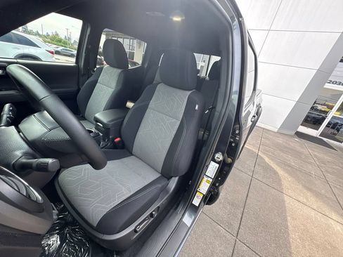 Used 2020 Toyota Tacoma TRD Off-Road AWD/4WD image 12