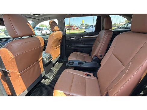 Certified 2019 Toyota Highlander Limited Platinum AWD/4WD image 38