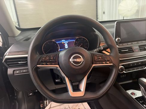 Used 2025 Nissan Altima 2.5 SV FWD image 16