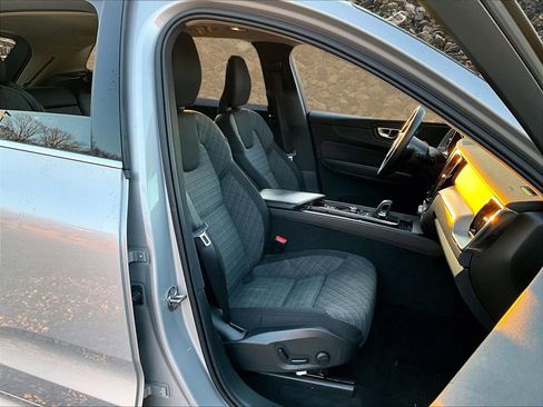 Used 2022 Volvo XC60 B5 Momentum image 7