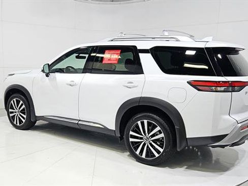 Certified 2025 Nissan Pathfinder Platinum FWD image 6