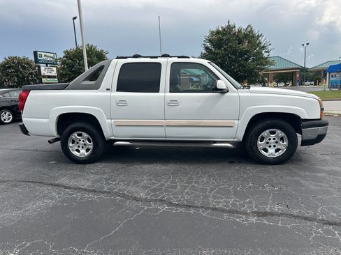 Used 2005 Chevrolet Avalanche Z66 w/ Sun And Sound Package RWD image 9