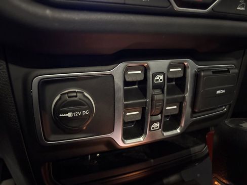 Used 2025 Jeep Wrangler Unlimited Sahara image 27