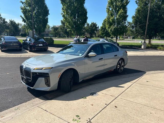 Used 2023 BMW i7 xDrive60 AWD/4WD image 3