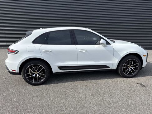 Certified 2022 Porsche Macan image 10