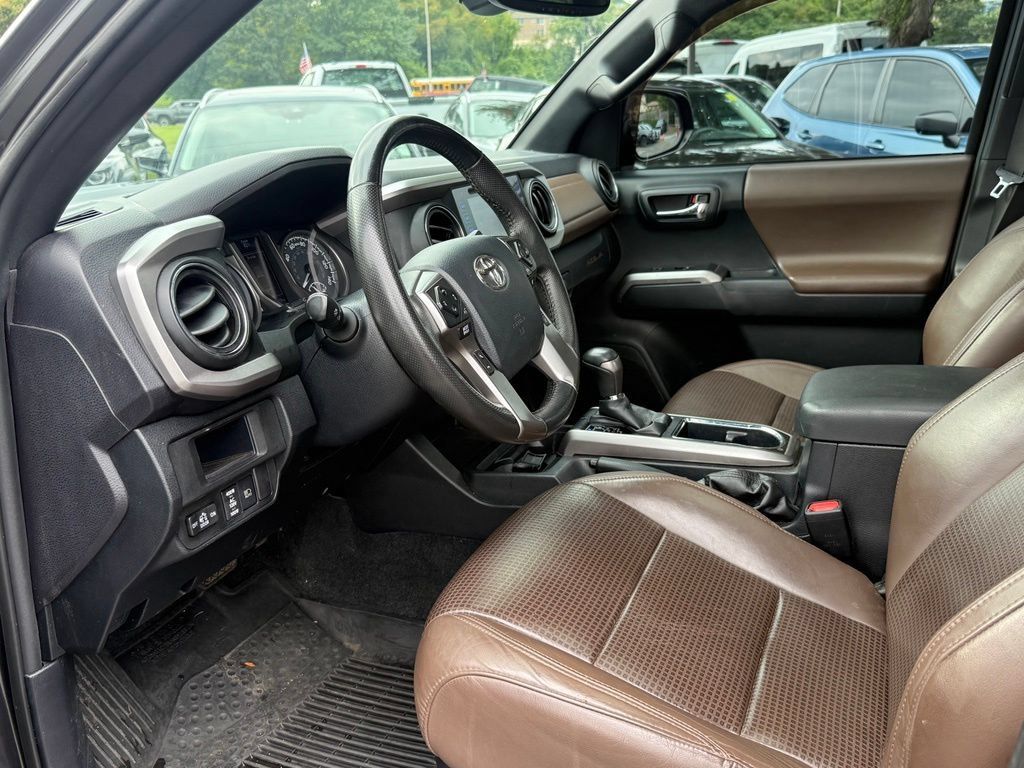 Used 2018 Toyota Tacoma Limited AWD/4WD image 19
