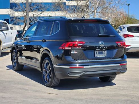 Used 2023 Volkswagen Tiguan SE w/ Panoramic Sunroof Package image 5