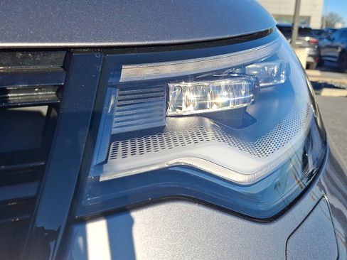 Used 2025 Land Rover Discovery Dynamic SE image 9