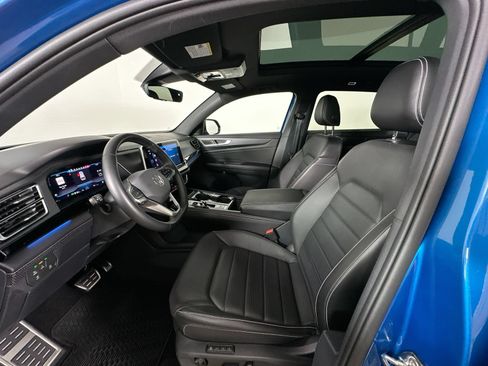 Certified 2024 Volkswagen Atlas Cross Sport SEL R-Line AWD/4WD image 32