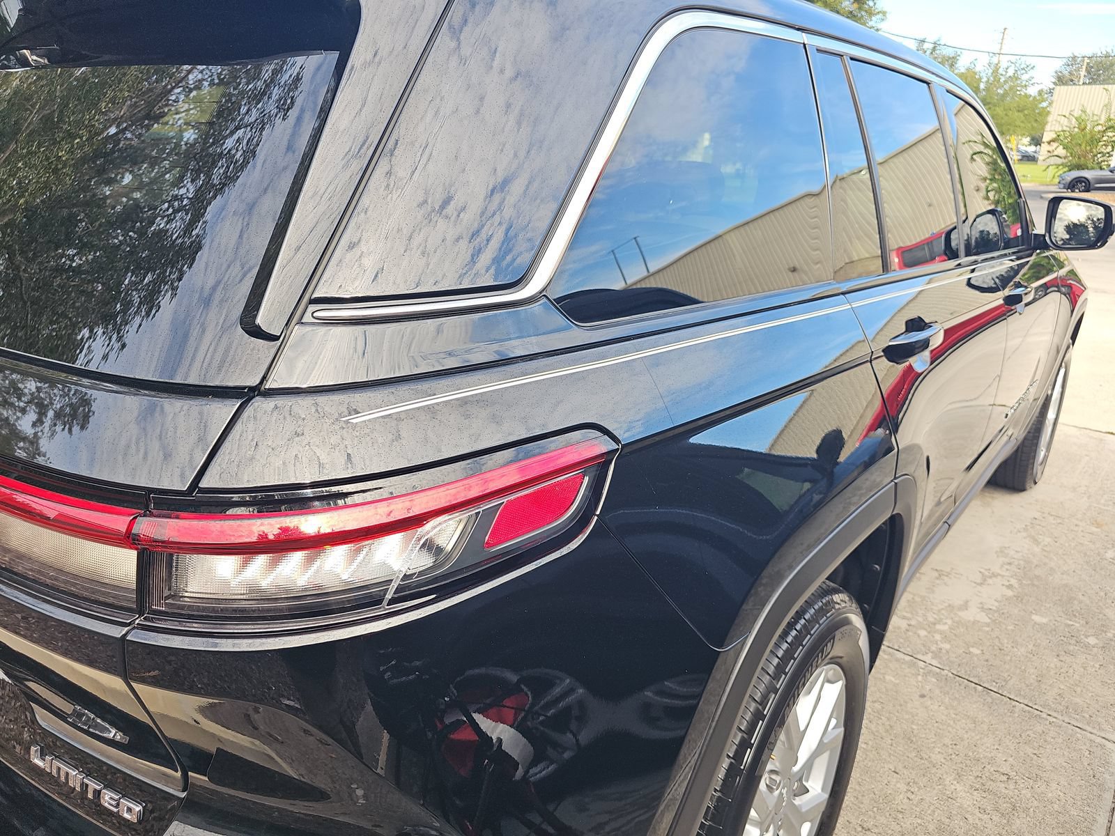 Used 2023 Jeep Grand Cherokee Limited AWD/4WD image 3