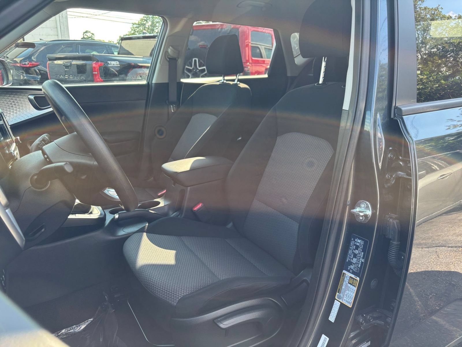 Used 2025 Kia Soul LX w/ LX Technology Package FWD image 33
