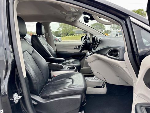 Used 2021 Chrysler Pacifica Touring-L FWD image 7