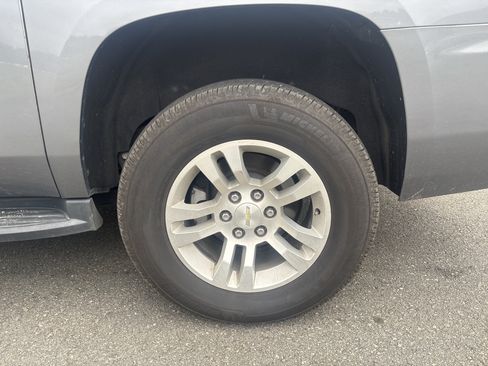 Used 2019 Chevrolet Suburban LT RWD image 10