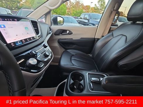 Used 2023 Chrysler Pacifica Touring-L FWD image 17