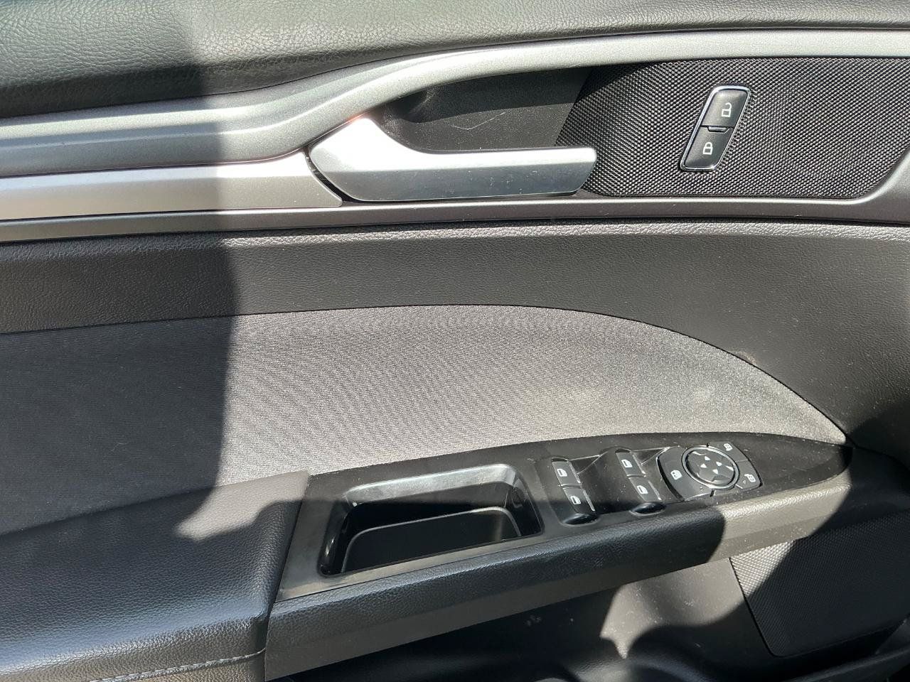 Used 2016 Ford Fusion SE FWD image 16