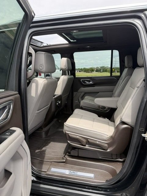 Used 2023 GMC Yukon XL SLT AWD/4WD image 18