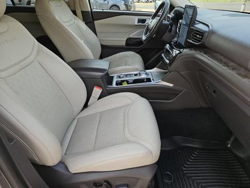 Used 2022 Ford Explorer Platinum w/ Equipment Group 601A AWD/4WD image 33