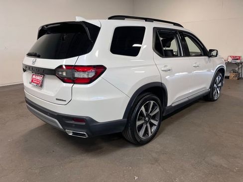 Used 2024 Honda Pilot Touring image 3