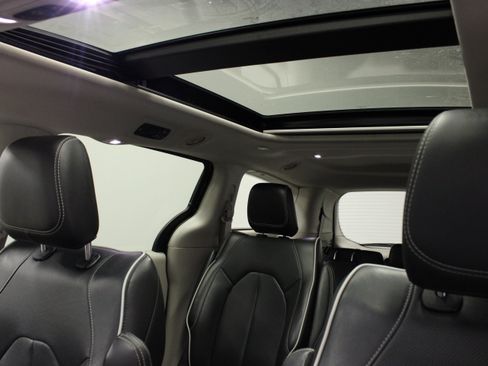 Used 2023 Chrysler Pacifica Limited FWD image 37