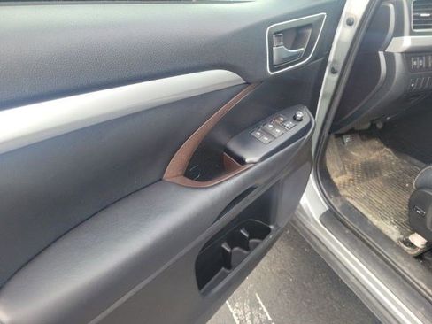 Used 2019 Toyota Highlander XLE image 9