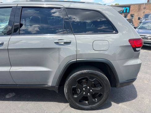 Used 2019 Jeep Grand Cherokee Laredo AWD/4WD image 49