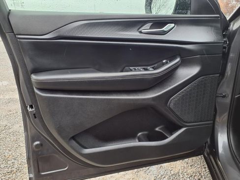 Used 2024 Jeep Grand Cherokee Laredo image 16