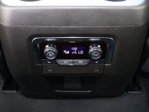 Used 2025 Chevrolet Suburban High Country image 14