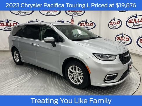 Used 2023 Chrysler Pacifica Touring-L FWD image 1