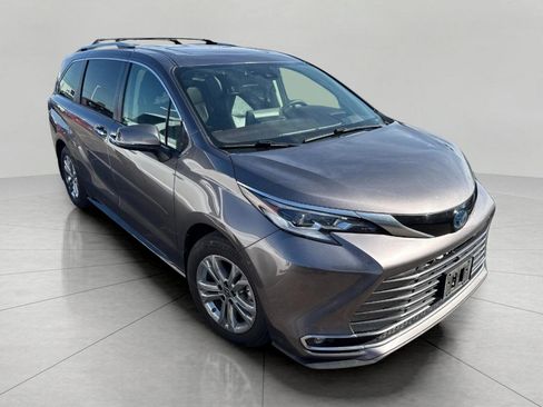 Used 2022 Toyota Sienna Platinum AWD/4WD image 1