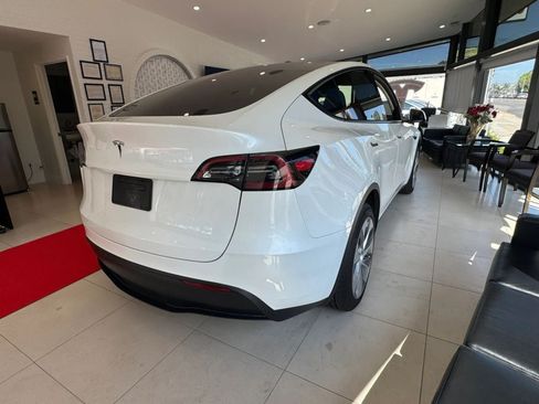 Used 2024 Tesla Model Y Long Range AWD/4WD image 3