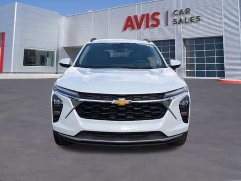 Used 2025 Chevrolet Trax LT w/ LT Convenience Package FWD image 2