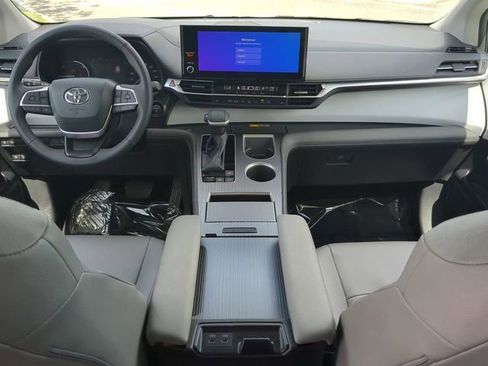 Certified 2025 Toyota Sienna XLE image 15