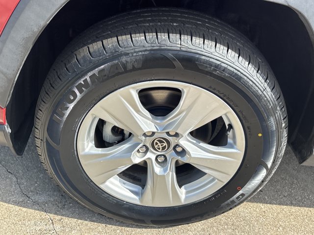 Used 2021 Toyota RAV4 XLE w/ Convenience Package FWD image 14