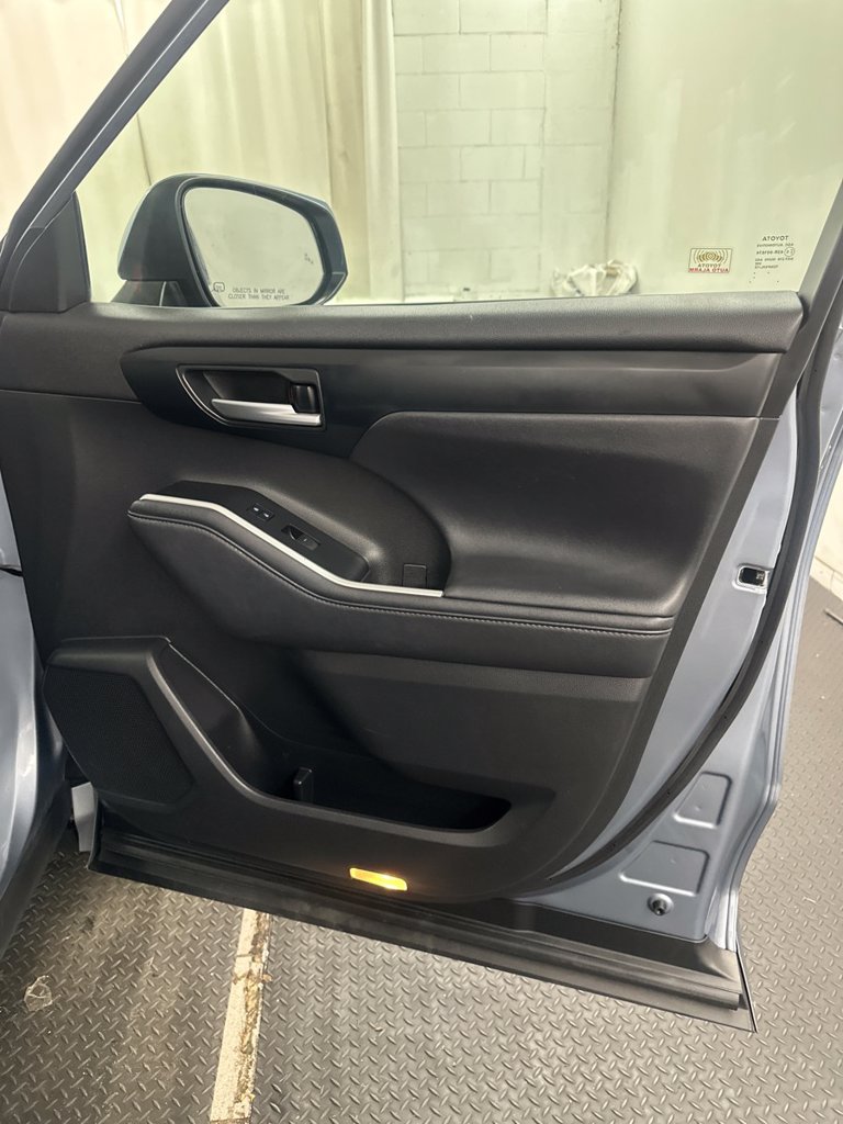 Used 2020 Toyota Highlander XLE AWD/4WD image 40