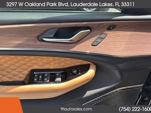 Used 2022 Jeep Grand Cherokee Summit w/ Luxury Tech Group V image 23