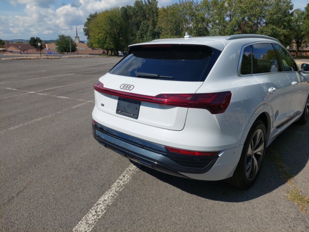 Used 2024 Audi Q8 e-tron Premium Plus w/ Premium Plus Package AWD/4WD image 11