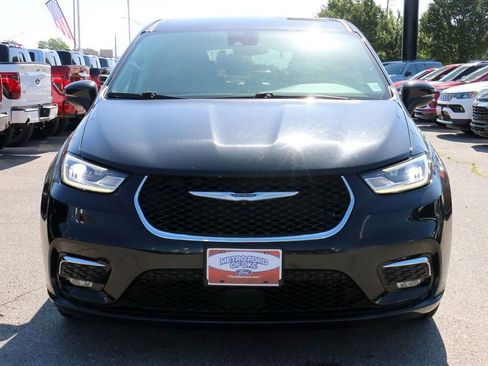 Used 2023 Chrysler Pacifica Touring-L FWD image 3