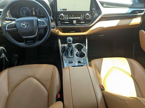 Used 2023 Toyota Highlander Platinum FWD image 21