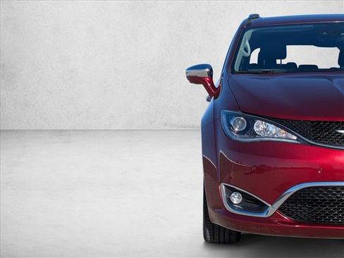 Used 2017 Chrysler Pacifica Limited image 12