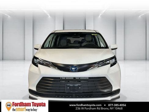 Certified 2024 Toyota Sienna LE FWD image 9
