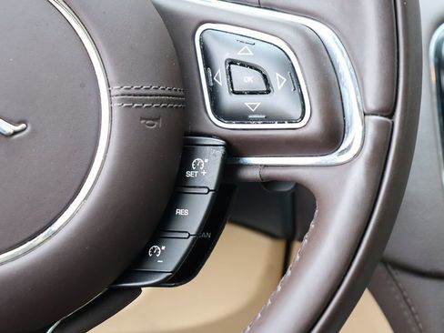 Used 2014 Jaguar XJ image 15