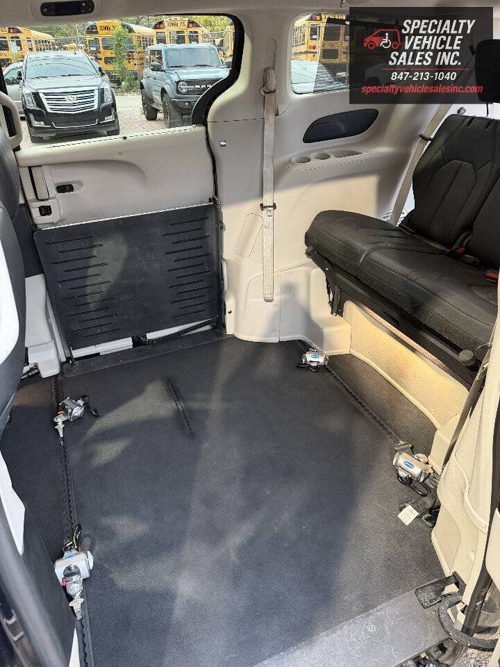 Used 2018 Chrysler Pacifica Touring-L FWD image 13