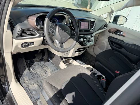 Used 2023 Chrysler Voyager LX image 2