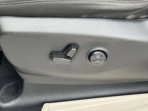 Used 2022 Chrysler Voyager LX FWD image 28