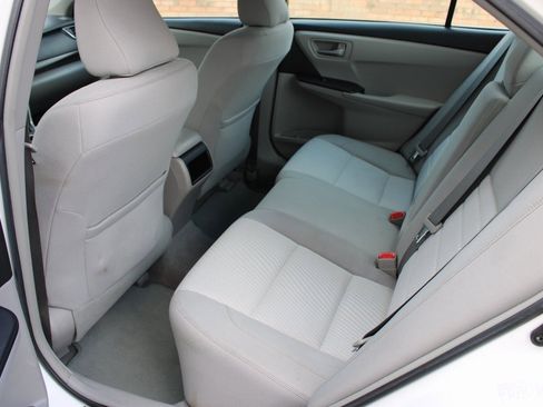 Used 2017 Toyota Camry LE image 5