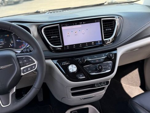 Used 2023 Chrysler Pacifica Touring-L FWD image 19