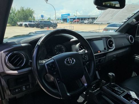 Used 2019 Toyota Tacoma TRD Sport w/ TRD Premium Sport Package AWD/4WD image 13
