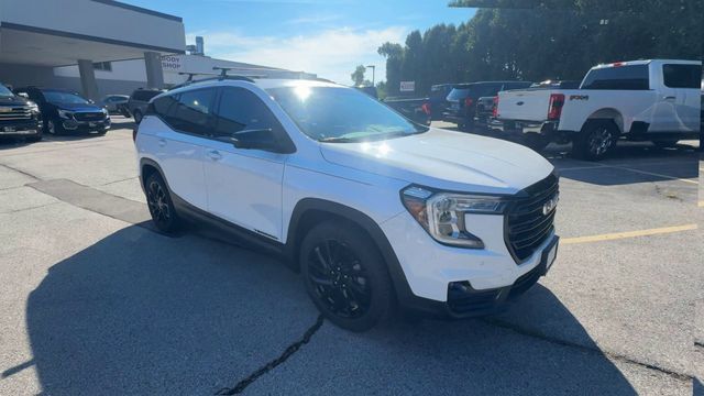 Used 2023 GMC Terrain SLT w/ Tech Package FWD image 2