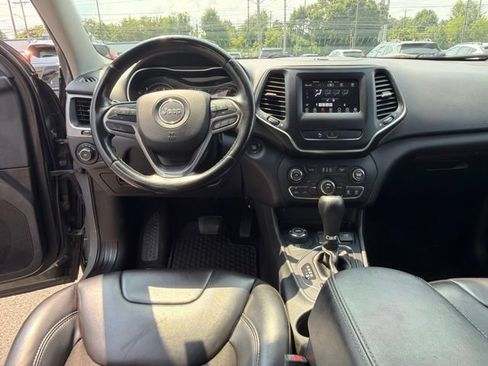 Used 2019 Jeep Cherokee Latitude Plus w/ Cold Weather Group AWD/4WD image 16